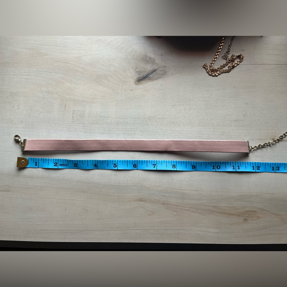 Dusty pink choker